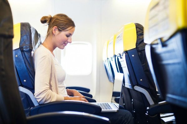 Internet in volo, il via libera dell’Europa alle compagnie aeree