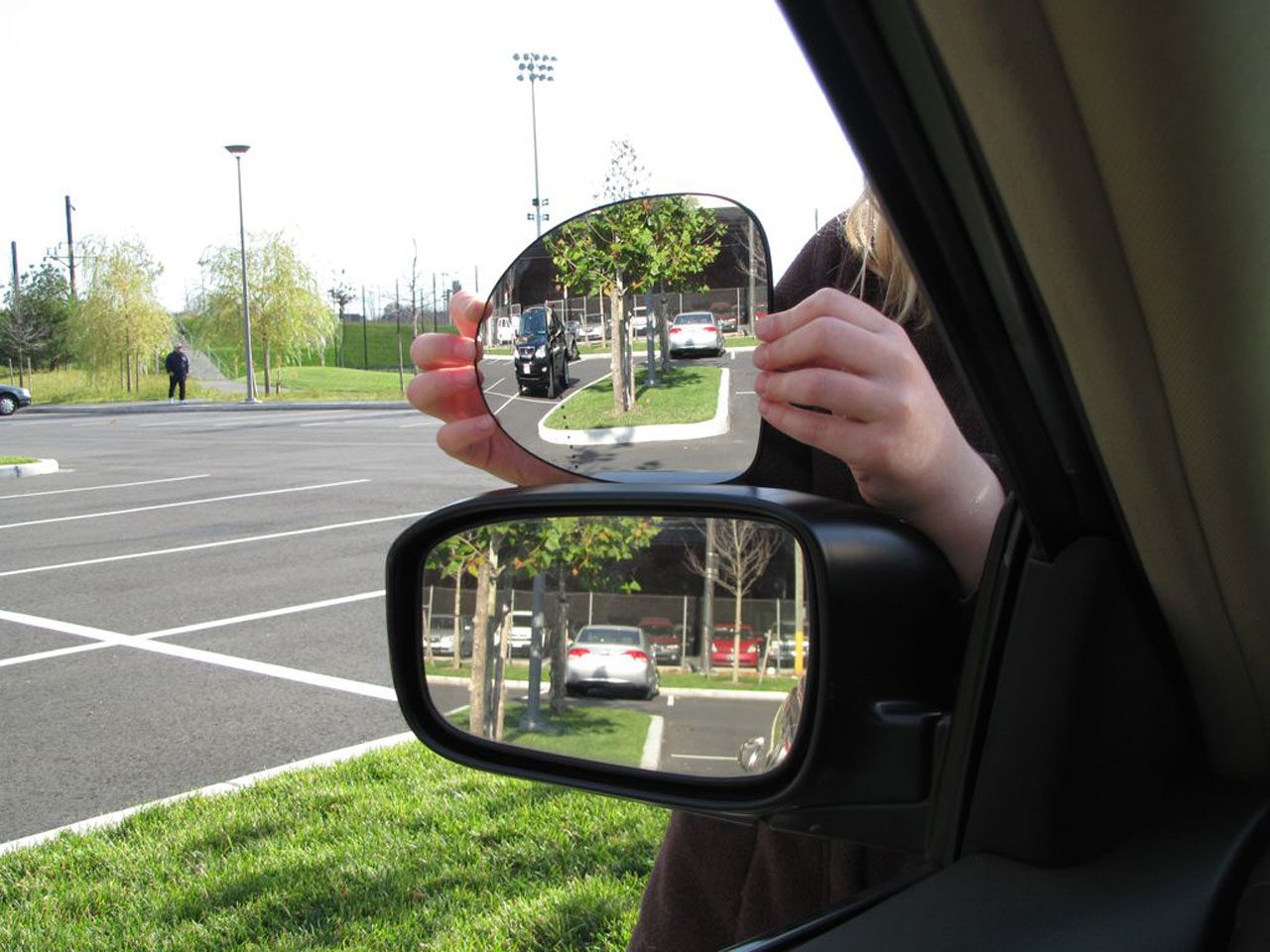 Sicurezza stradale, brevettato uno specchio che impedisce punti ciechi