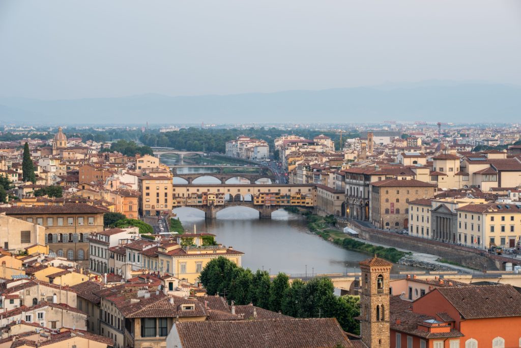 Alluvione di Firenze. A distanza di 55 anni dalla storica alluvione di Firenze ecco cosa si è fatto di nuovo per contrastare l'allarme in Italia. In foto immagine del Ponte Vecchio a Firenze.