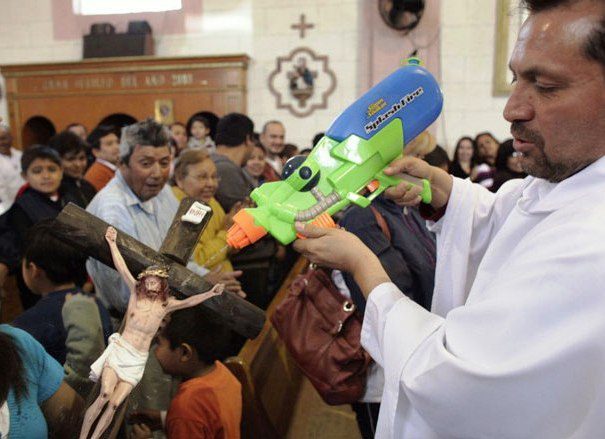 Messico: sacerdote benedice i fedeli con pistola "ad acqua santa"