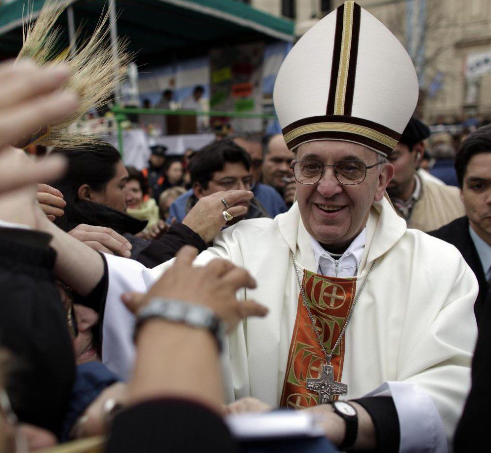 Papa Francesco dimezza la scorta e salda i conti