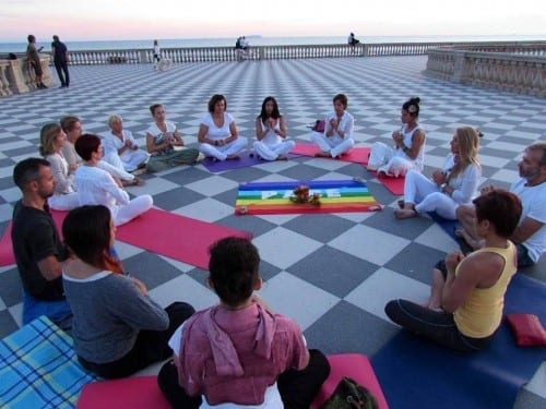 Il mare, il tramonto e il senso più profondo dello Yoga