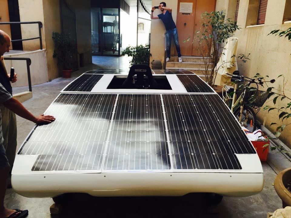 Dopo la disfatta di Volkswagen, torna l’auto solare. Eccola in versione “low cost” e made in Italy [VIDEO]