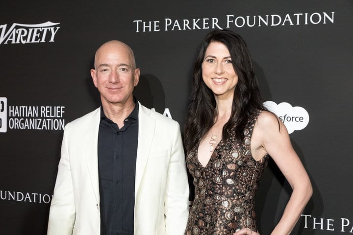 Il CEO di Amazon Jeff Bezos e sua moglie MacKenzie Bezos (Photo by Greg Doherty/Patrick McMullan via Getty Image)