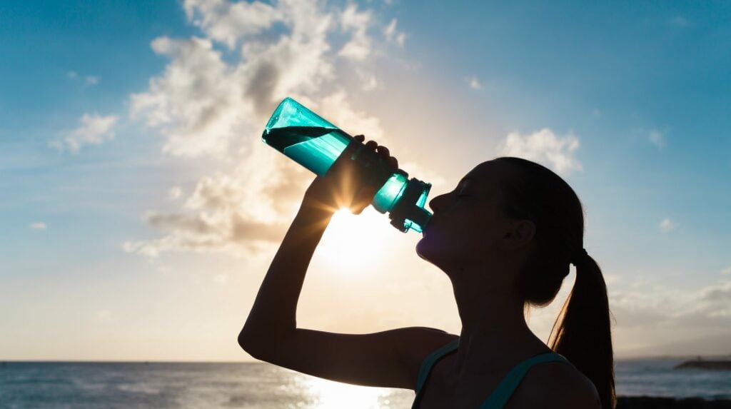 Idratazione dello sportivo, bere acqua mentre si fa sport