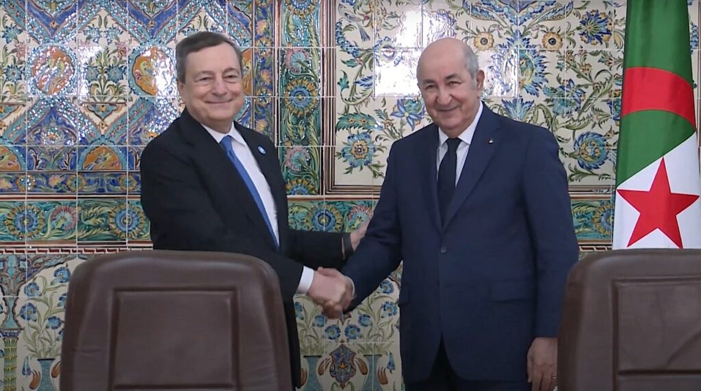 L'ex Presidente del Consiglio Mario Draghi stringe la mano al Presidente algerino Abdelmadjid Tebboune
