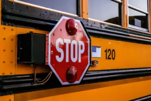 Le multe per la prevenzione degli incidenti. L'educazione stradale nelle scuole (foto di Robin Jonathan Deutsch su Unsplash)