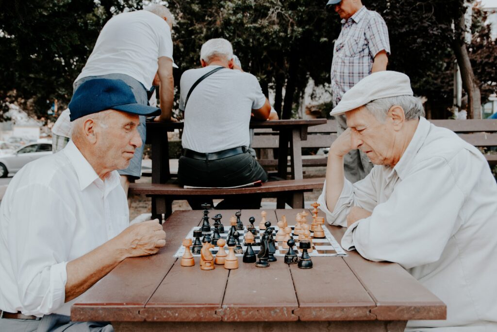 Anziani, tra caldo e solitudine. Le iniziative di socializzazione (foto di Lucian da Unsplash).