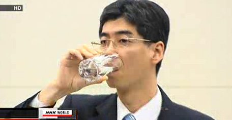 Funzionario del Governo giapponese che beve acqua radioattiva di Fukushima