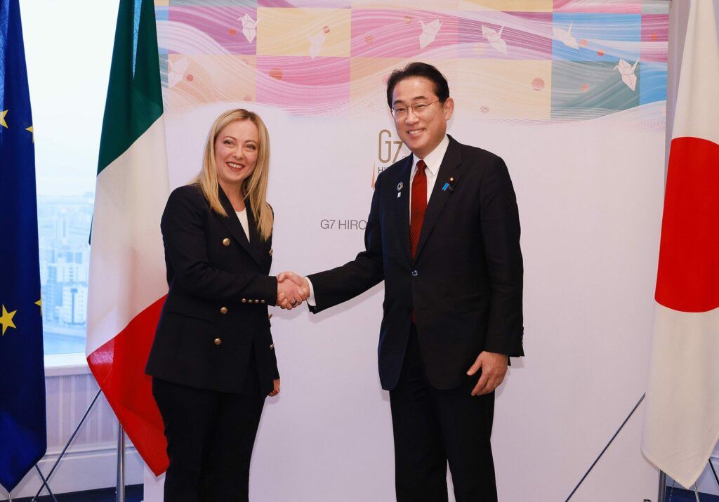 L'incontro tra Fumio Kishida e Giorgia Meloni al G7 di Hiroshima. La presidenza italiana del G7 lavorerà su migrazione, approvvigionamento energetico, spazio e clima.