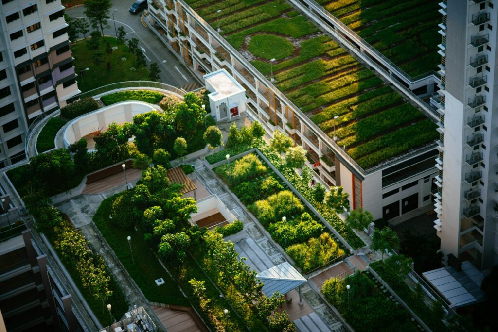 città sostenibile vista dall'alto, con edifici ricchi di piante