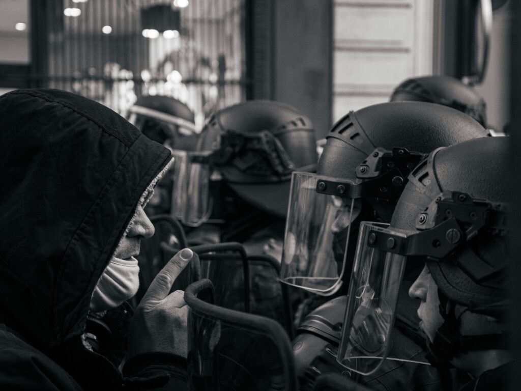 Manifestanti e poliziotti che si fronteggiano durante una manifestazione