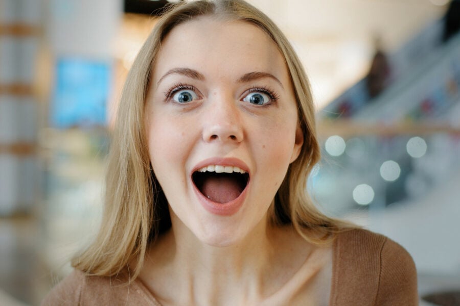 Self-talk e parlare da soli Donna che parla guardando davanti a se