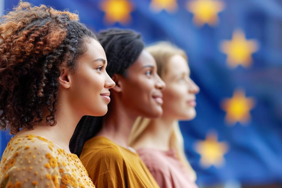 Giovani davanti alla bandiera europea