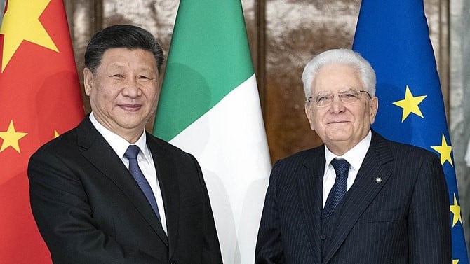 Nuova via della seta Italia Cina. I Presidenti Mattarella e Xi Jinping l'uno accanto all'altro.