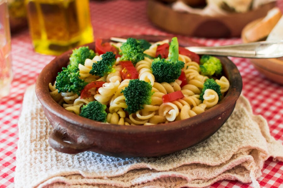 La pasta con verze e tonno. Fusilli conditi con verdure, un piatto unico completo
