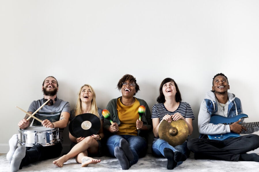 Special Festival La Spezia 5 giovani seduti con degli strumenti musicali in mano sorridono guardando in alto