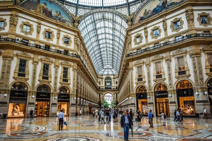 Qualità della vita: Milano eccellenza italiana nel 2024 persone passeggiano in Galleria Umberto I a Milano