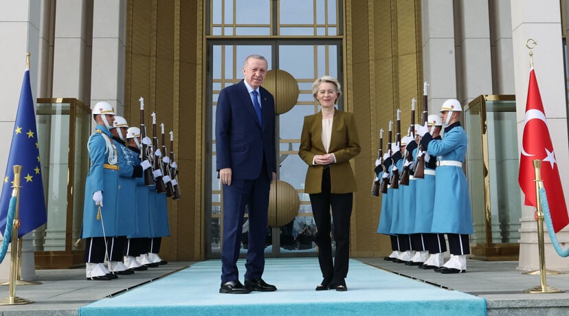 Turchia Ue. Foto ufficiale tra il presidente turco Reyep Erdogan e la presidente della Commissione europea Ursula Von der Leyen all'ingresso del Palazzo presidenziale ad Ankara