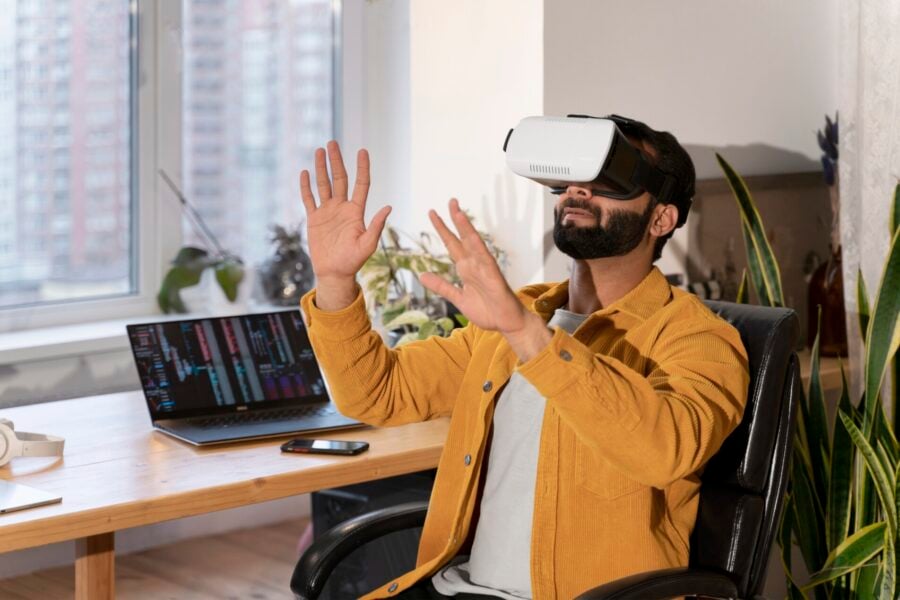 Una persona che lavora nel metaverso attraverso visori di realtà aumentata