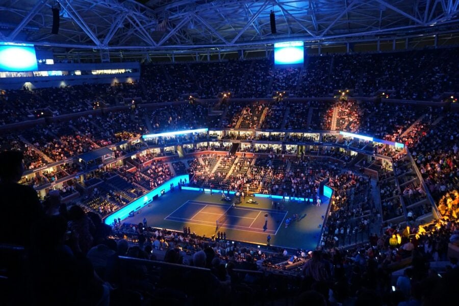 Olimpiadi di Parigi: vista dall'alto di un campo da tennis illuminato