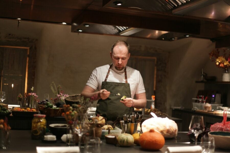 Uno chef prepara dei prodotti tipici della cucina italiana