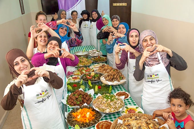 Libano: le donne palestinesi che cucinano e presentano i loro pasti fonte https://mymodernmet.com/soufra-food-truck-refugee-women/