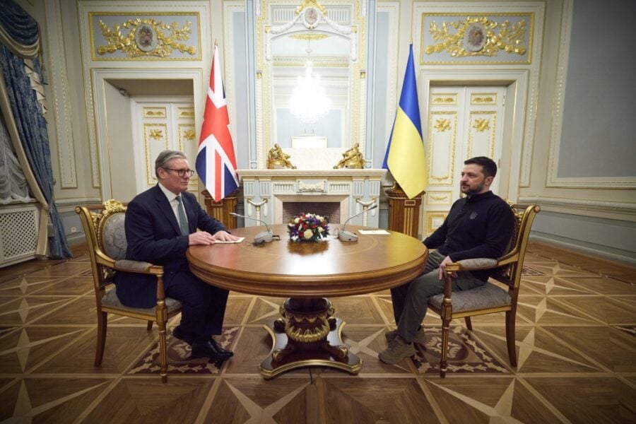 Ucraina Regno Unito. Il premier britannico Starmer in un colloquio con il presidente ucraino Zelensky