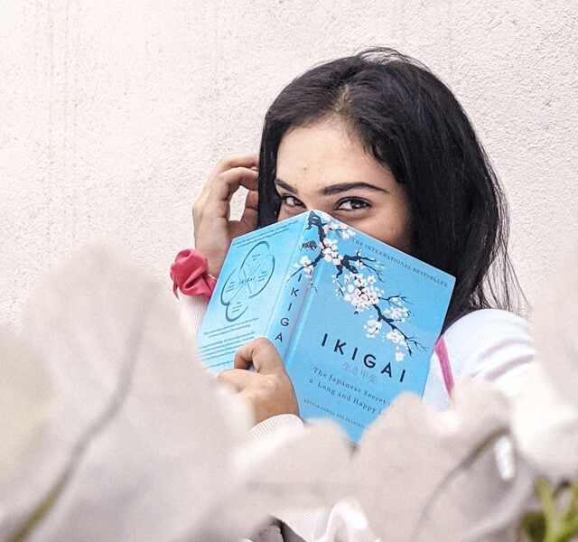 Ikigai test: in primo piano una ragazza legge un libro sull'ikigai.