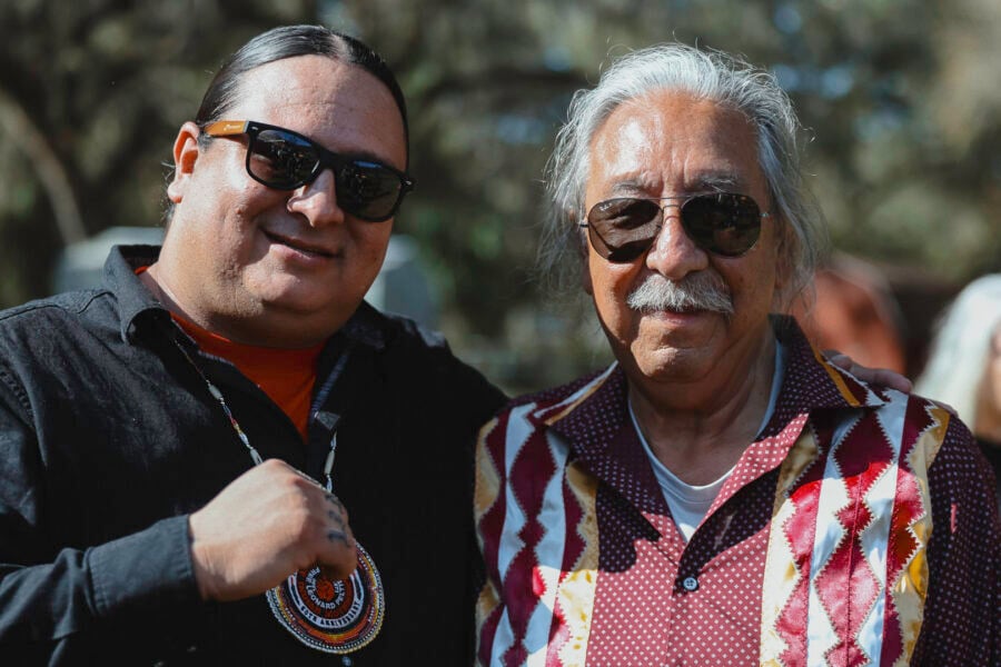 Liberazione Leonard Peltier jpg. Nick Tilsen (collettivo NDN) e Leonard Peltier poco dopo il rilascio.