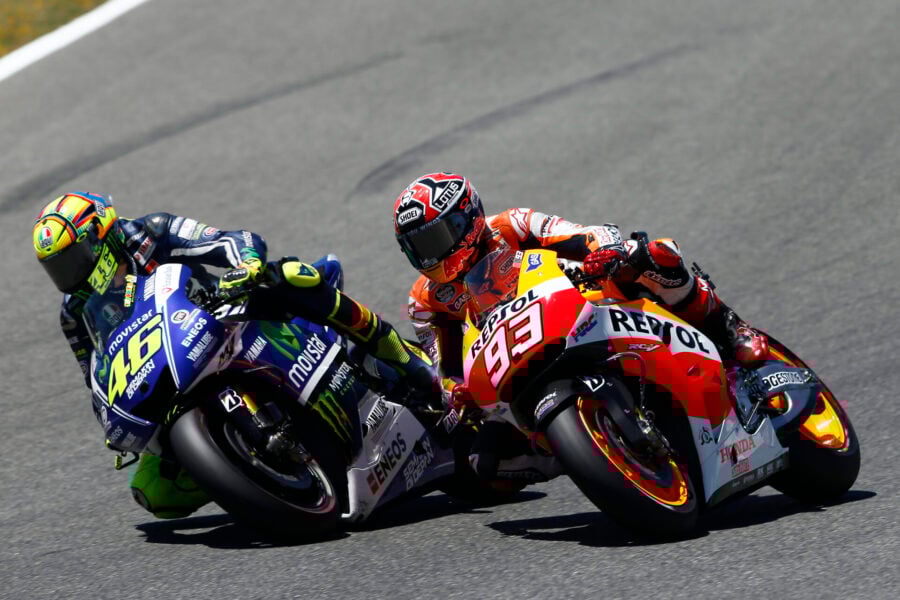Valentino Rossi col numero 46, sta sorpassando Marc Marquez (MotoGP 2014)