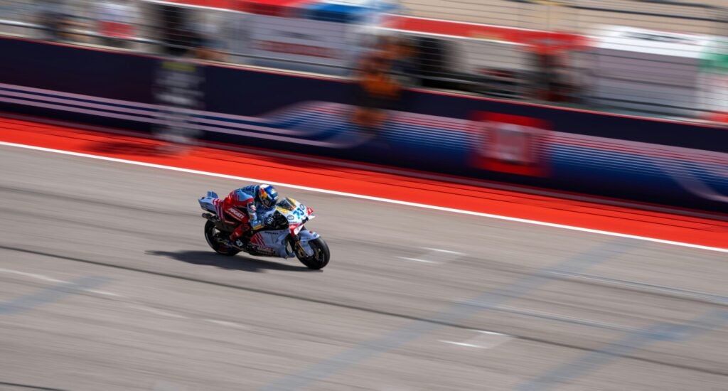 MotoGP 2025: moto in piena velocità sul rettilineo