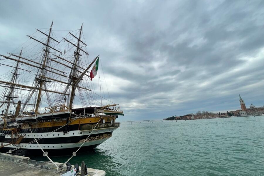 La nave Amerigo Vespucci attraccata sulle rive di Venezia, 28 marzo 2025