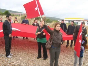 Kurdistan Curdi e Turchia studentessa universitaria protesta contro il terrorismo