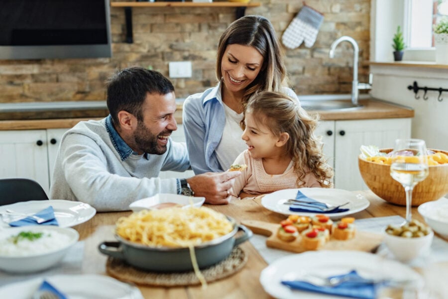Giornata mondiale dei disturbi alimentari e del fiocchetto lilla, una famiglia mangia serenamente a tavola