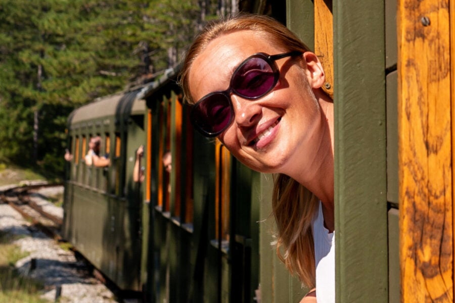 viaggio in treno: una ragazza guardando fuori al finestrino del treno