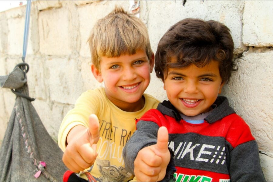 Paesi sicuri allontanamento. Due bambini sorridenti che alzando i pollici danno l'OK (JPG)