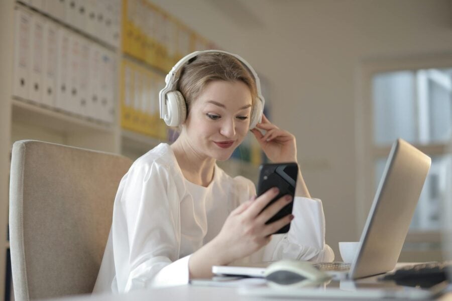 Chatbot AI: persona sorridente al cellulare