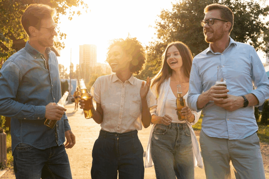 fine di un'amicizia: quattro amici che condividono una birra insieme