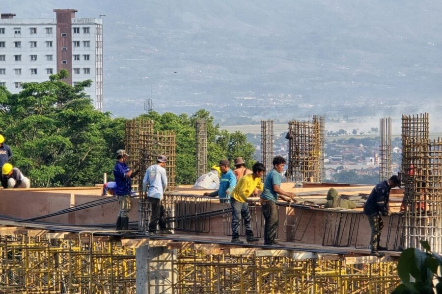 Urbanistica, alcuni lavoratori in un cantiere