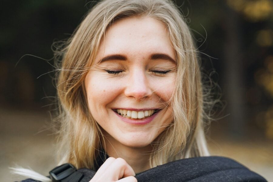 Lega del Filo d'Oro, ipovedente, associazioni di volontariato, fondazioni. Donna che chiude gli occhi