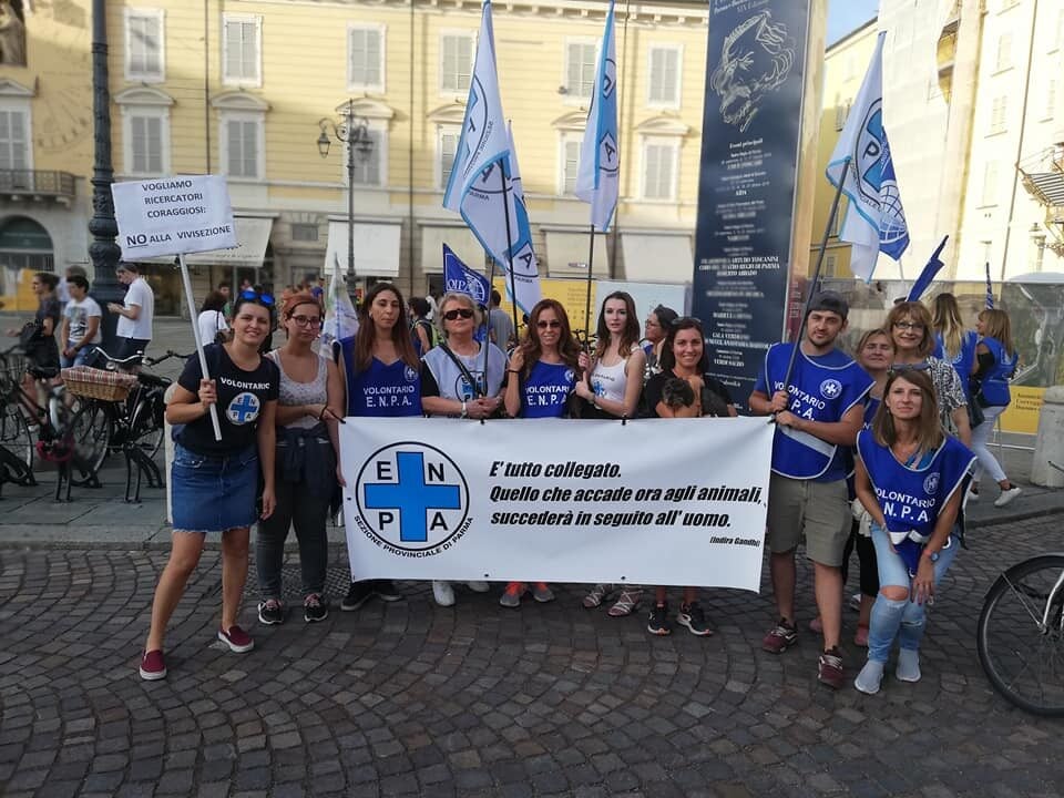 maltrattamento animale: Un gruppo di volontari ENPA posa durante una manifestazione animalista in una piazza cittadina.