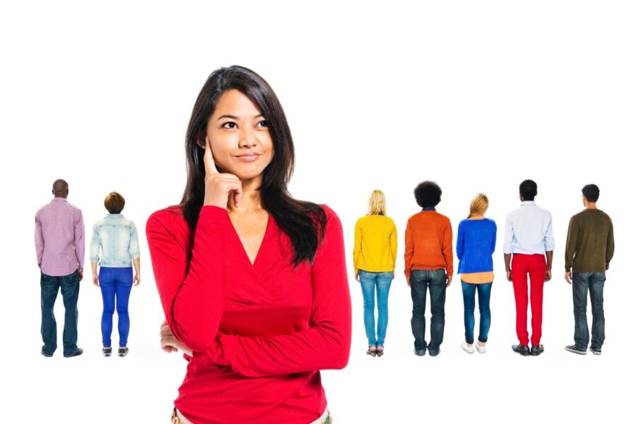 Pecora nera: una ragazza pensa mentre un gruppo di persone le gira le spalle