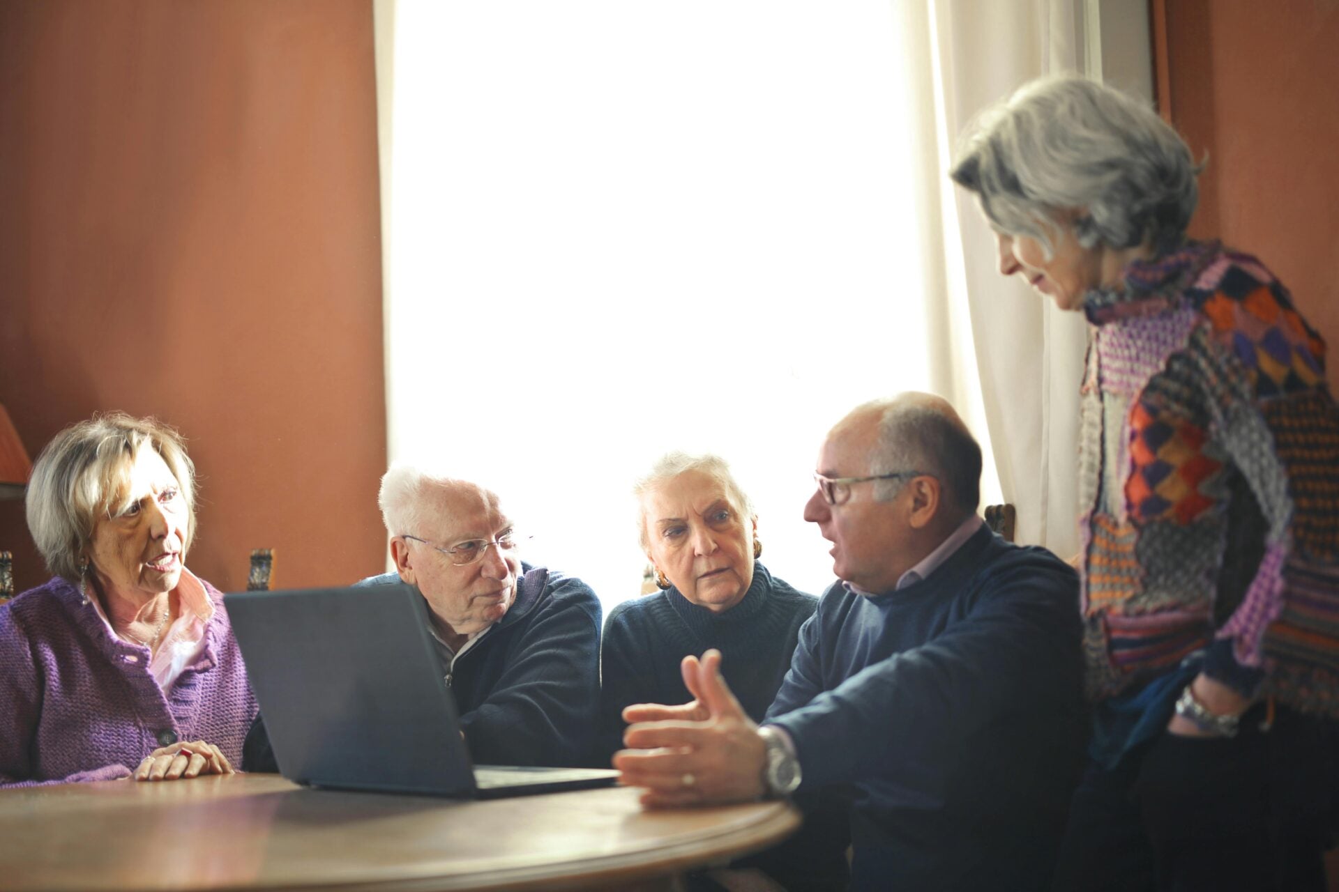 Pensionati volontari in cantiere: un progetto per il bene comune che parte dall’Italia