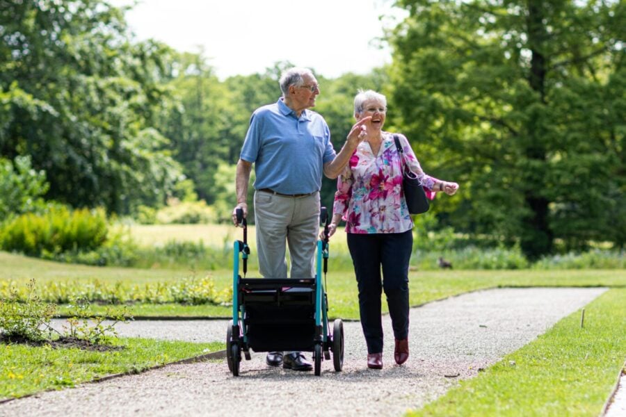 una coppia di anziani cammina al parco