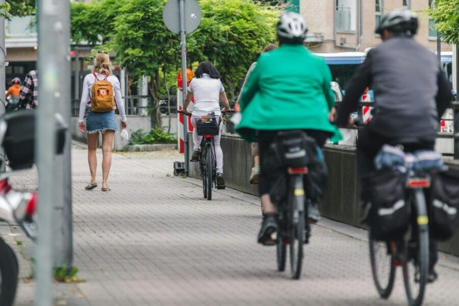 Mobilità sostenibile, alcune persone girano in bici per la città