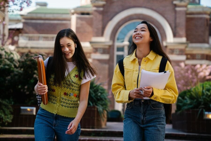 orientamento universitario: due giovani donne camminano