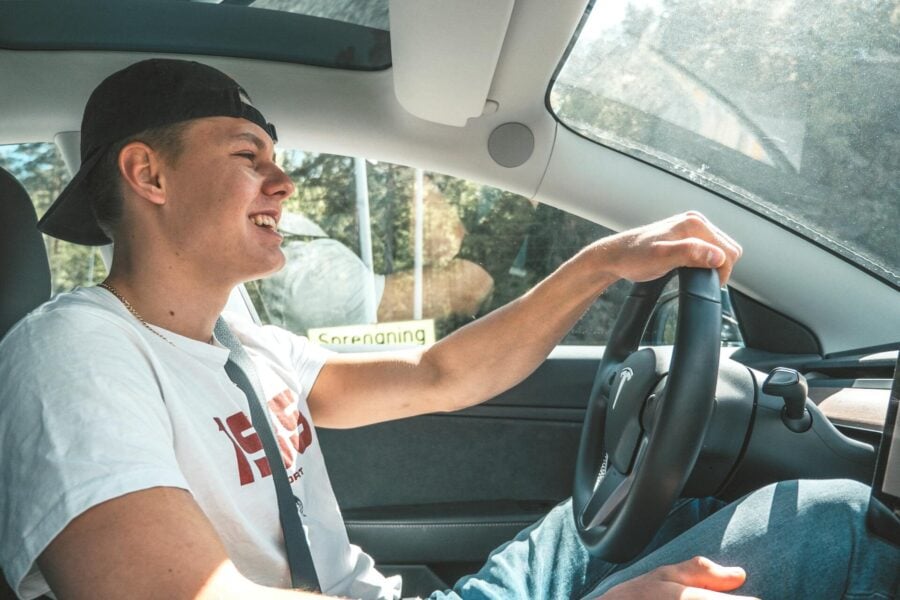 Nessun incidente stradale mortale in un anno: ragazzo alla guida di un auto.