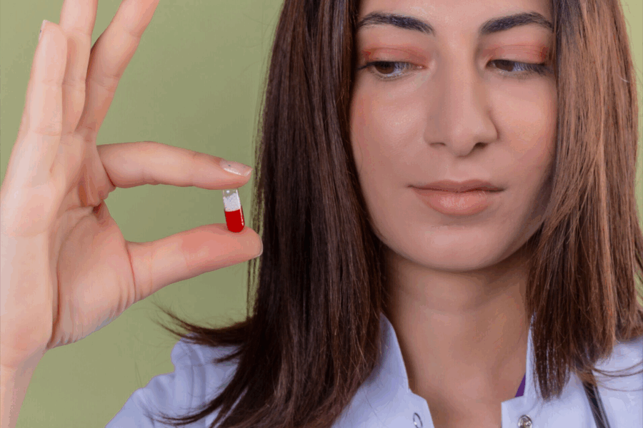 terapie farmacologiche virus hiv: una donna che con una pillola in mano