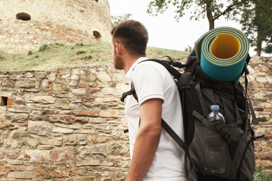 Un viaggiatore con lo zaino durante il suo giro del mondo a piedi.